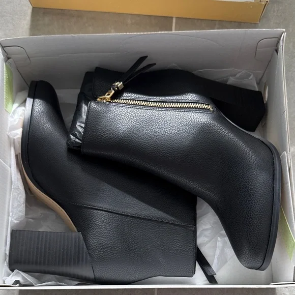 Brand New Michael Kors Black Ankle Booties - Picture 3 of 5